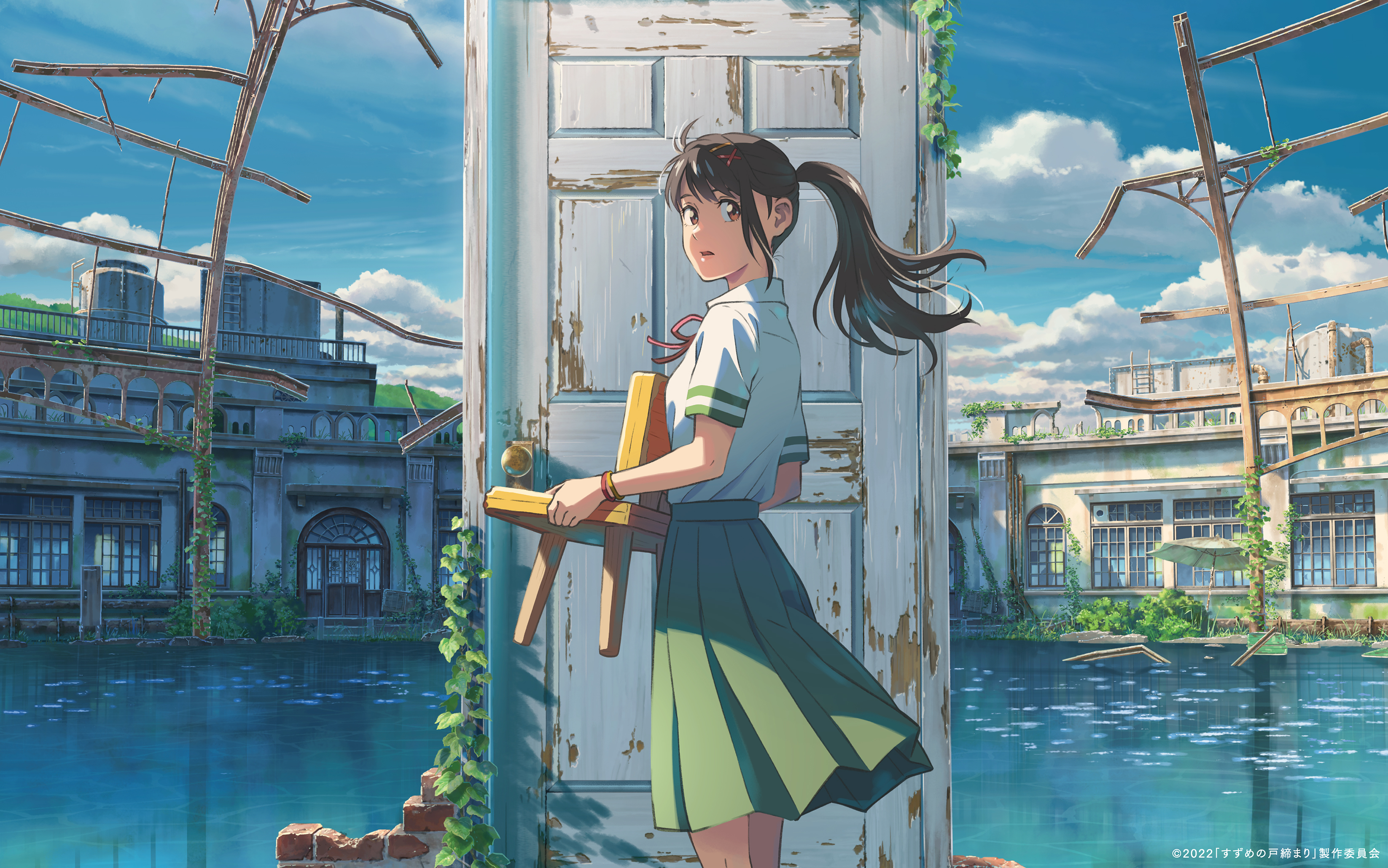 Suzume standing in front of a door in a promotional poster for the film. Image courtesy of Toho Co., Ltd
